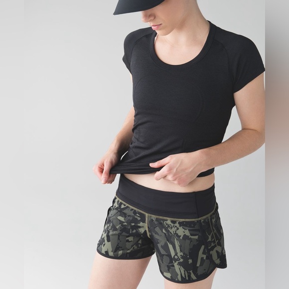 Lululemon Run Times Short 4-way Stretch Pop Cut Fatigue Green Black Size 6 - Picture 1 of 6